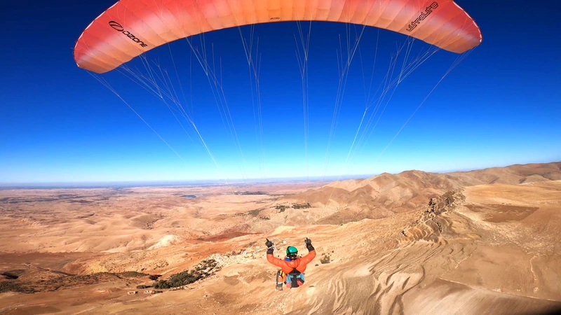 Parapente au Maroc au-dessus des montagnes désertiques