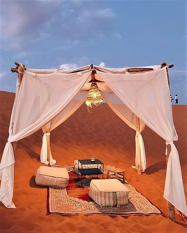 Expérience de camp de luxe dans le désert du Sahara marocain au coucher du soleil