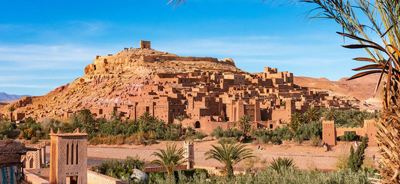 Une rue animée et colorée dans une médina historique du Maroc.