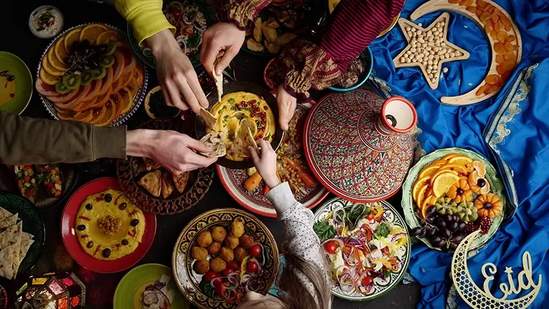 Une cérémonie du thé marocaine traditionnelle représentant l'hospitalité chaleureuse.